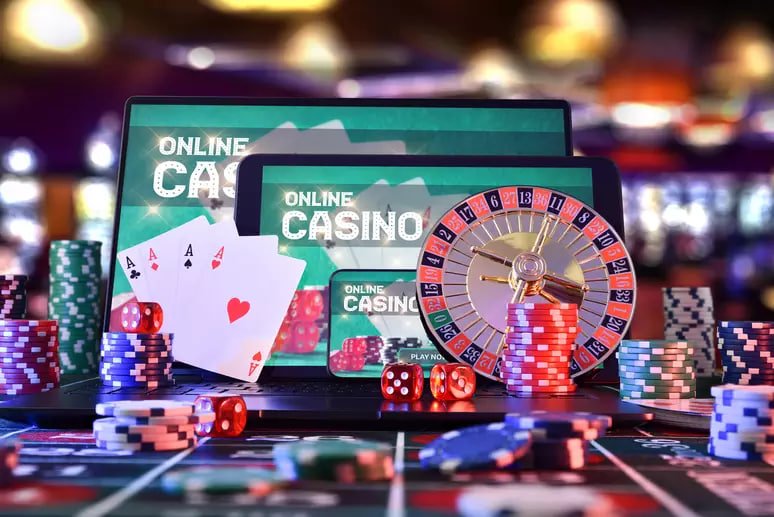 Antarmuka aplikasi dominator di layar Android menampilkan menu lottery dan permainan slot